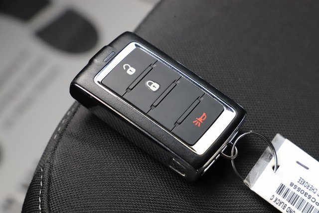 Used 2023 Jeep Grand Cherokee Laredo image 32