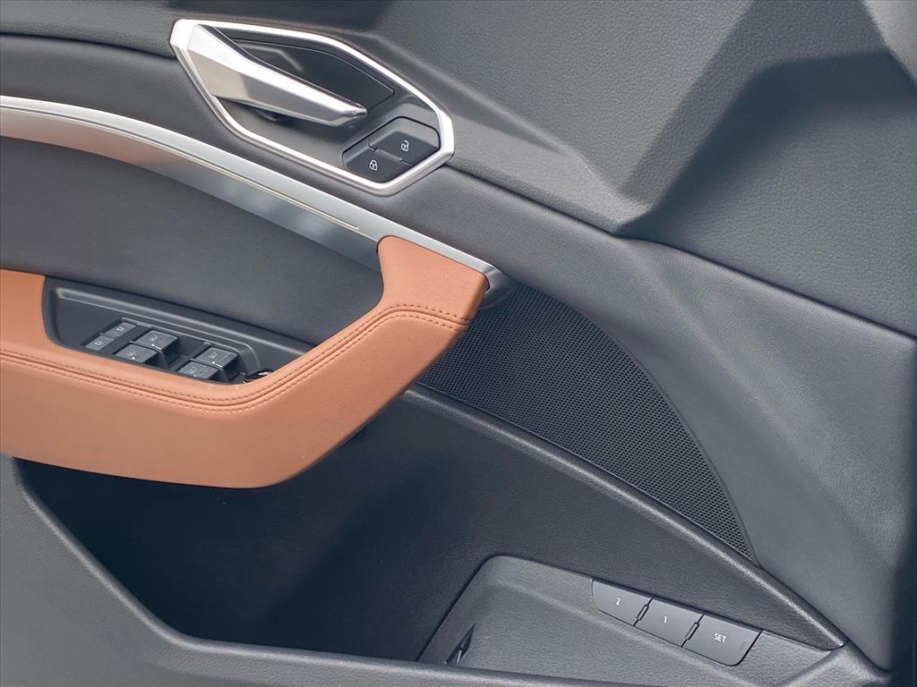 Used 2023 Audi e-tron Premium Plus w/ Premium Plus Package image 18