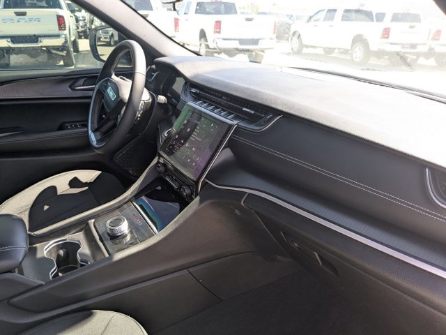 Used 2025 Jeep Grand Cherokee Laredo w/ MOPAR Finishing Package image 20