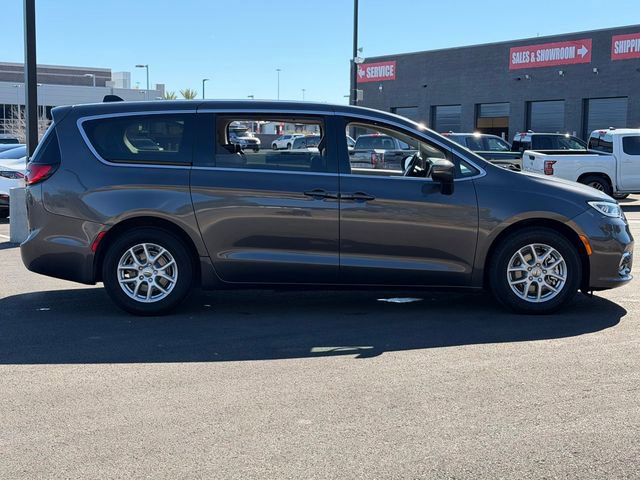 Used 2023 Chrysler Pacifica Touring-L image 7