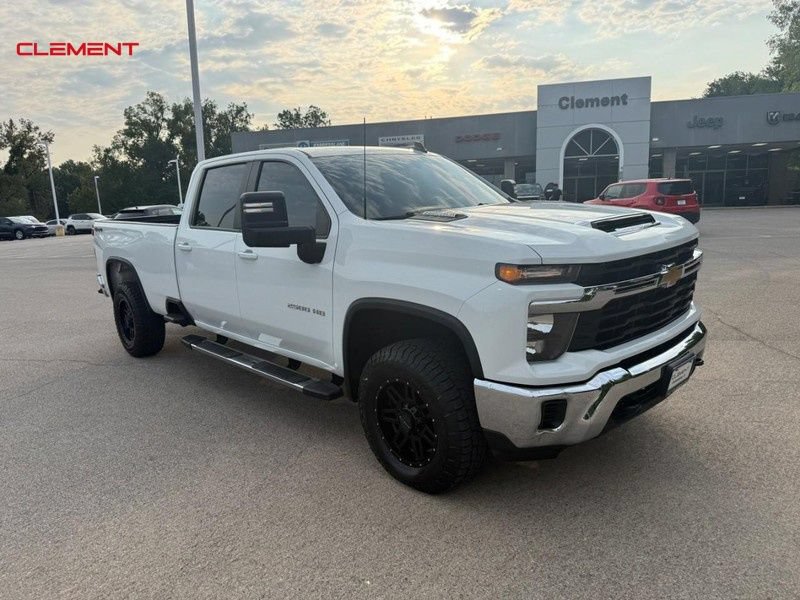 Used 2024 Chevrolet Silverado 2500 LT AWD/4WD image 9