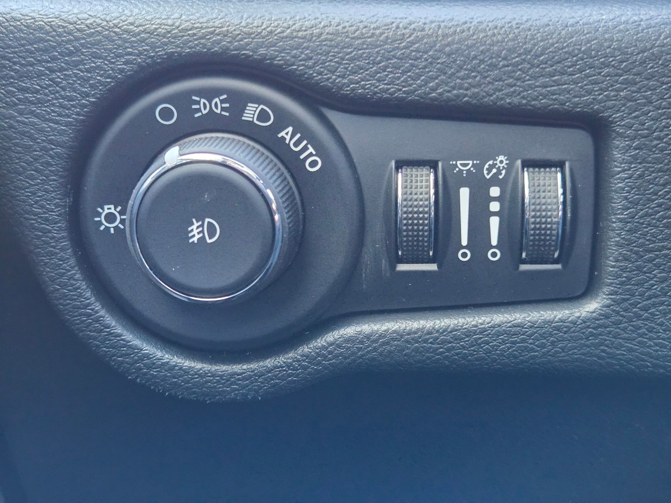 New 2026 Chrysler Pacifica Limited w/ Uconnect Theater Family Group image 19