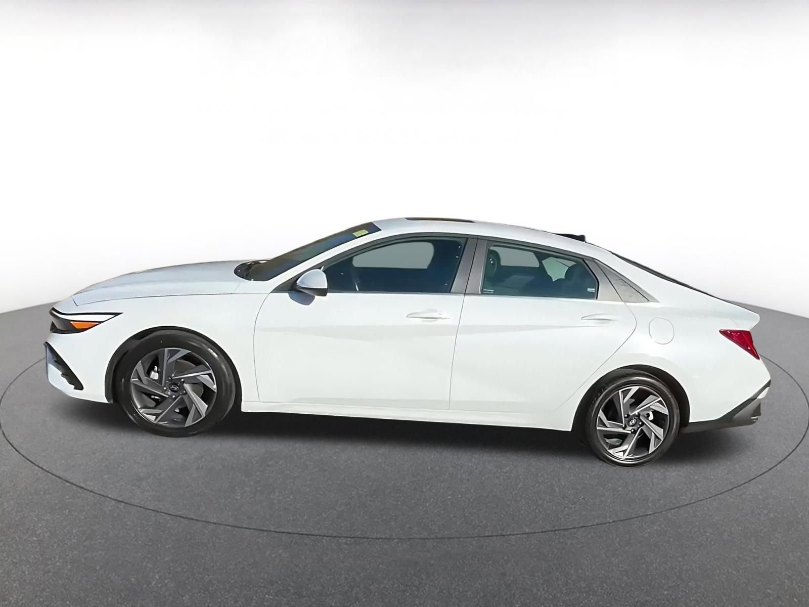 Used 2025 Hyundai Elantra SEL image 9