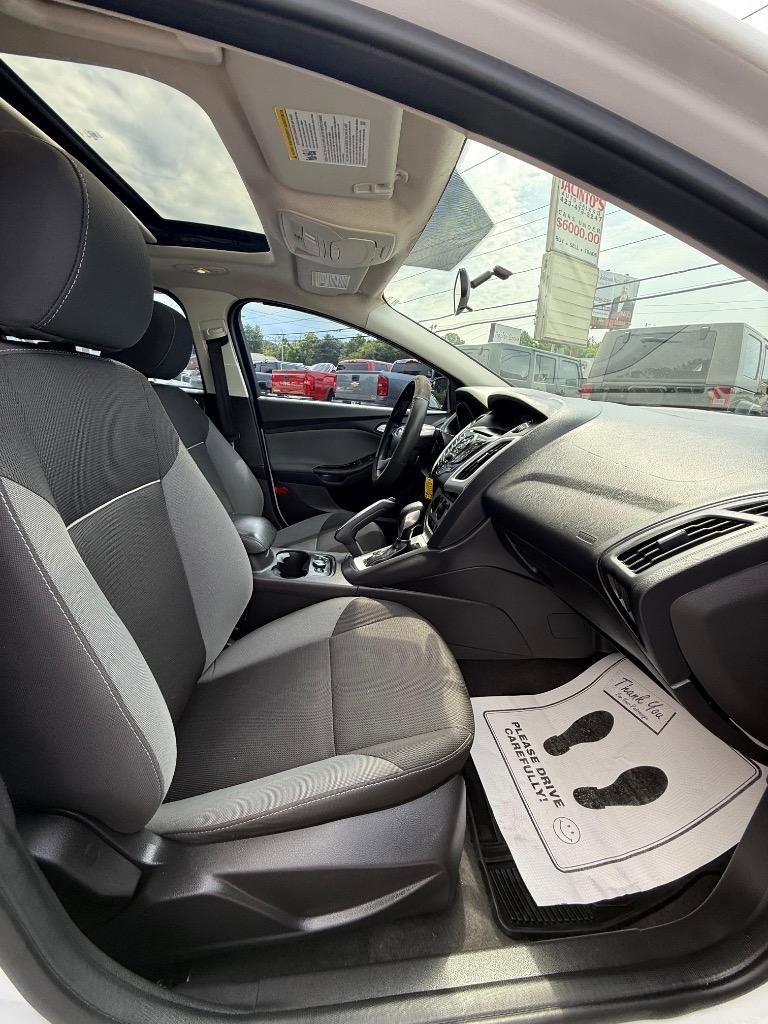 Used 2013 Ford Focus SE w/ SE Winter Pkg FWD image 30