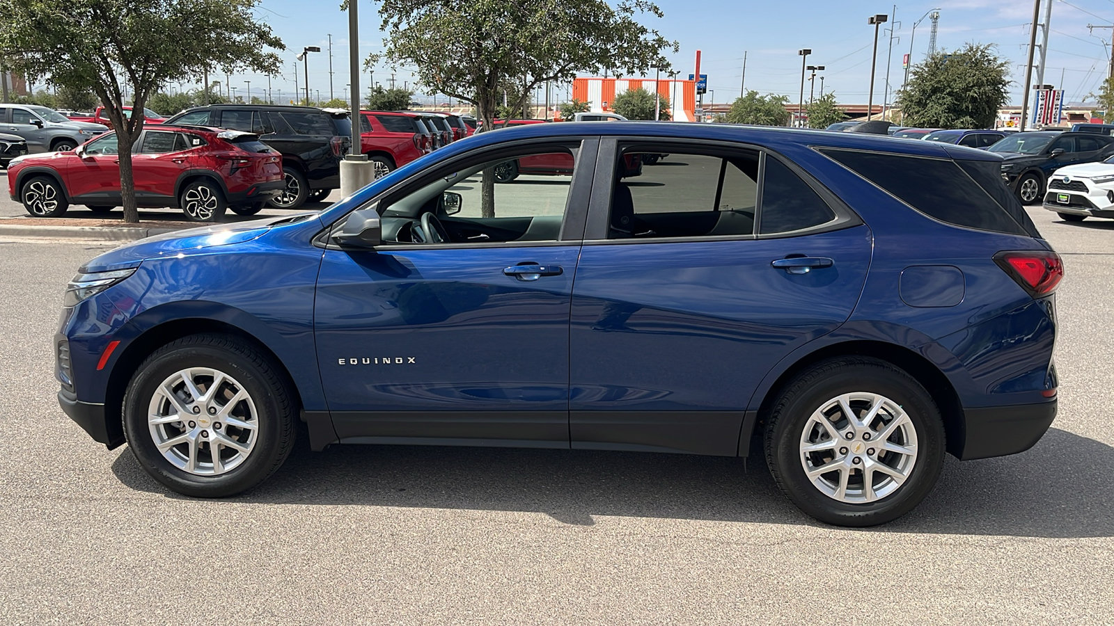Used 2022 Chevrolet Equinox LS w/ LS Convenience Package AWD/4WD image 4