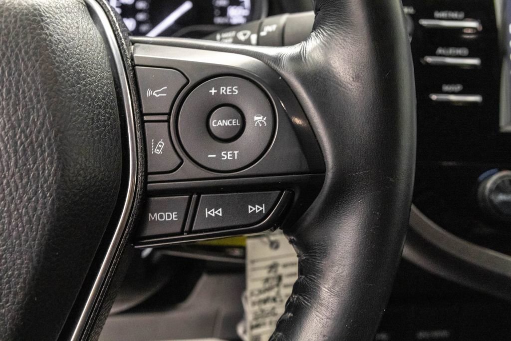 Used 2020 Toyota Camry SE w/ Moonroof Package image 17