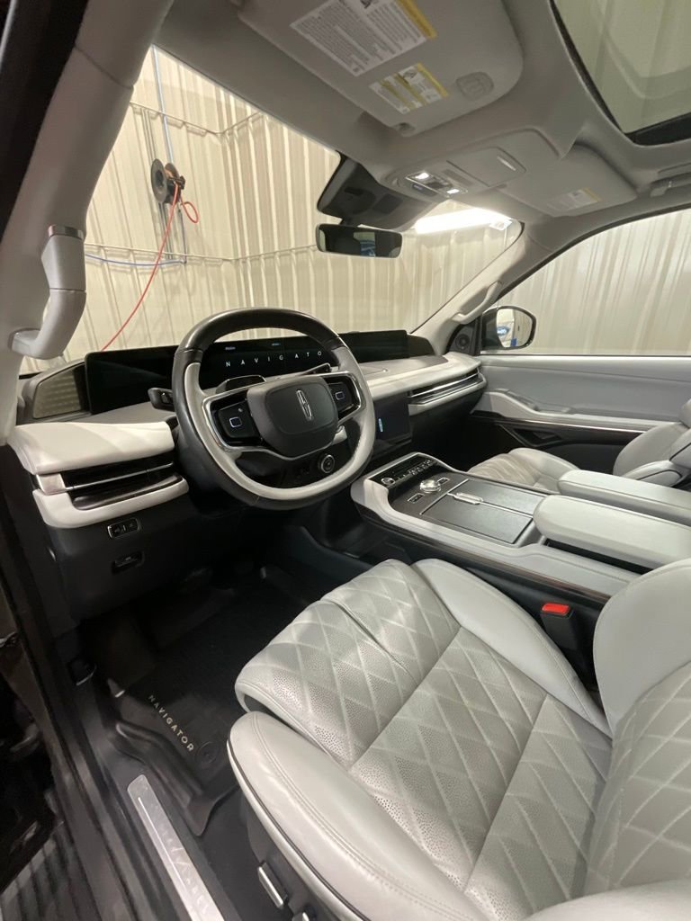 Used 2025 Lincoln Navigator L Black Label w/ Black Label Special Edition image 9