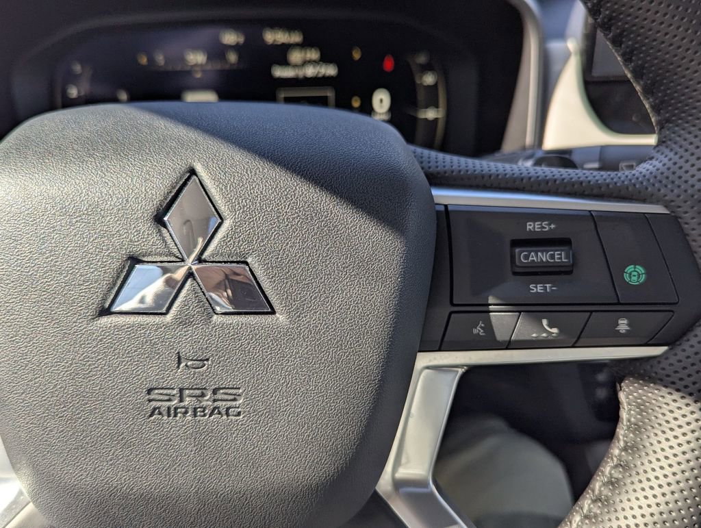 Used 2025 Mitsubishi Outlander AWD image 15