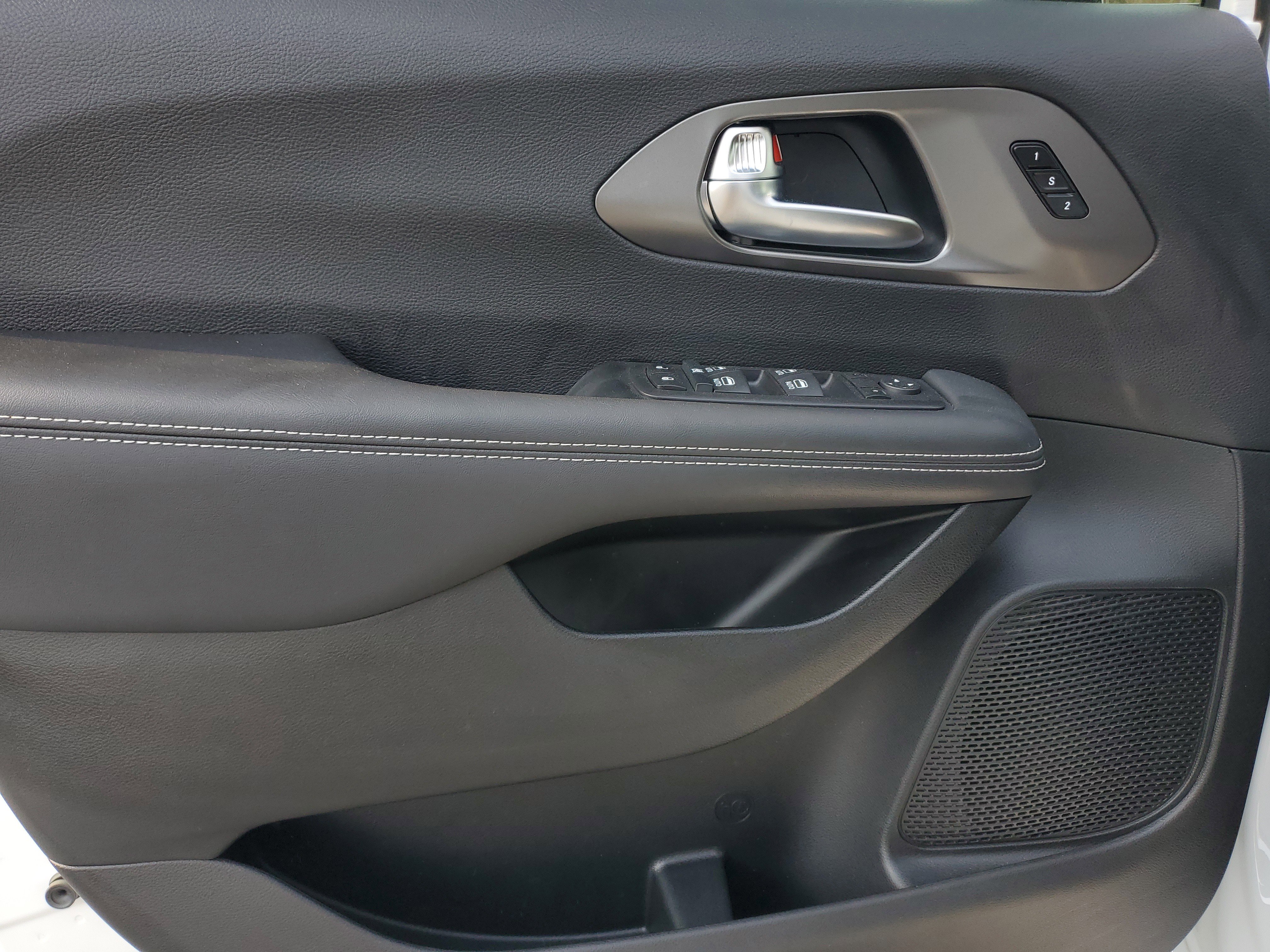 Used 2025 Chrysler Pacifica Select image 17