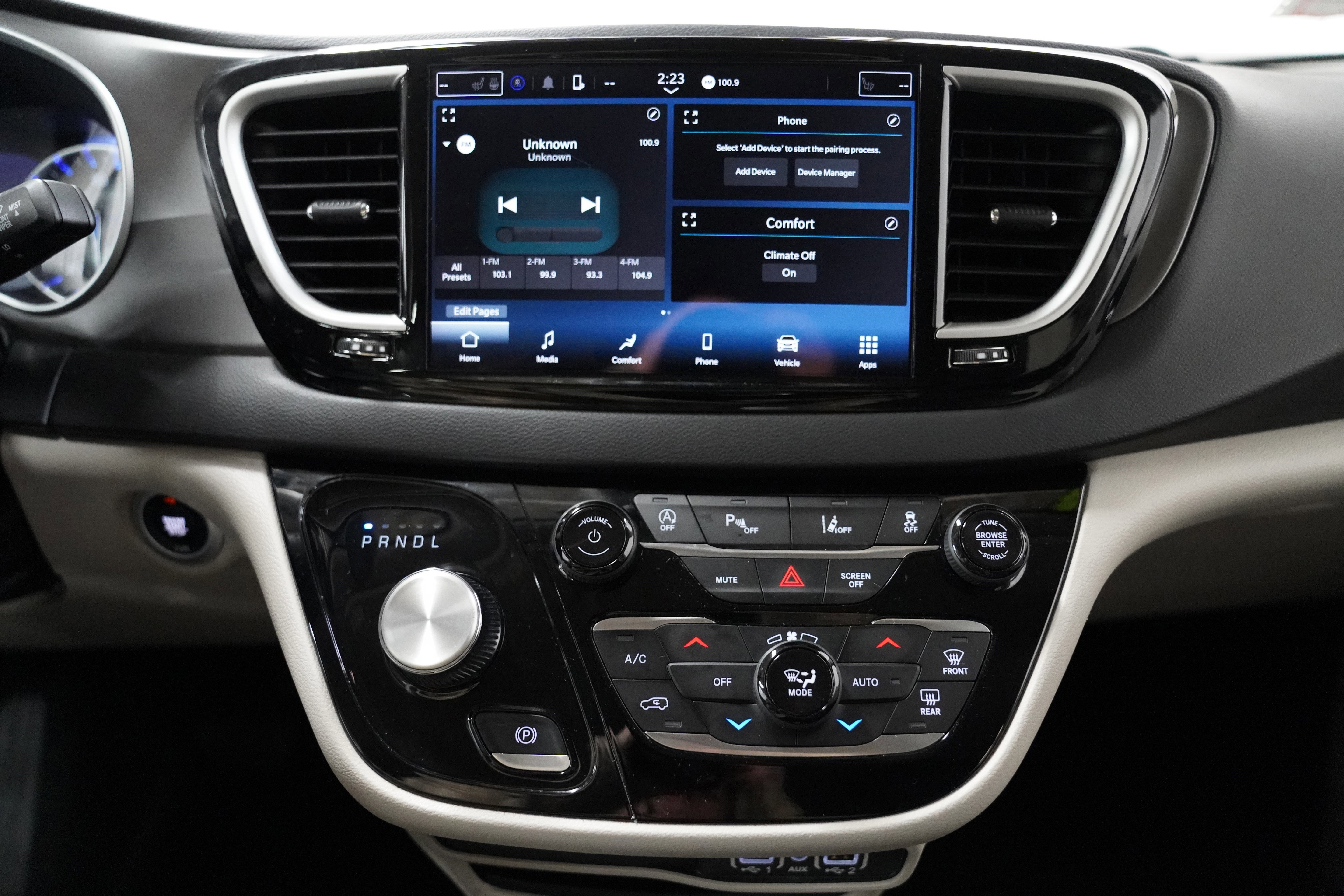 Used 2024 Chrysler Pacifica Touring-L FWD image 24