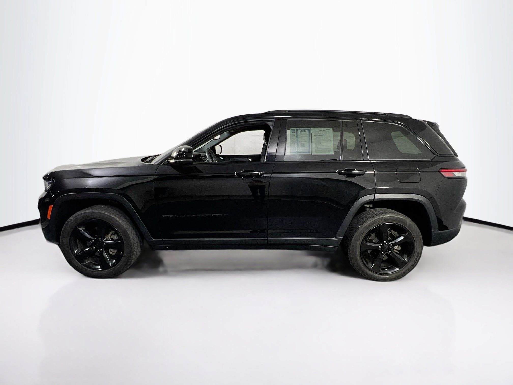 Used 2023 Jeep Grand Cherokee Altitude AWD/4WD image 8