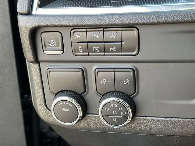 Used 2025 Chevrolet Suburban RST image 17