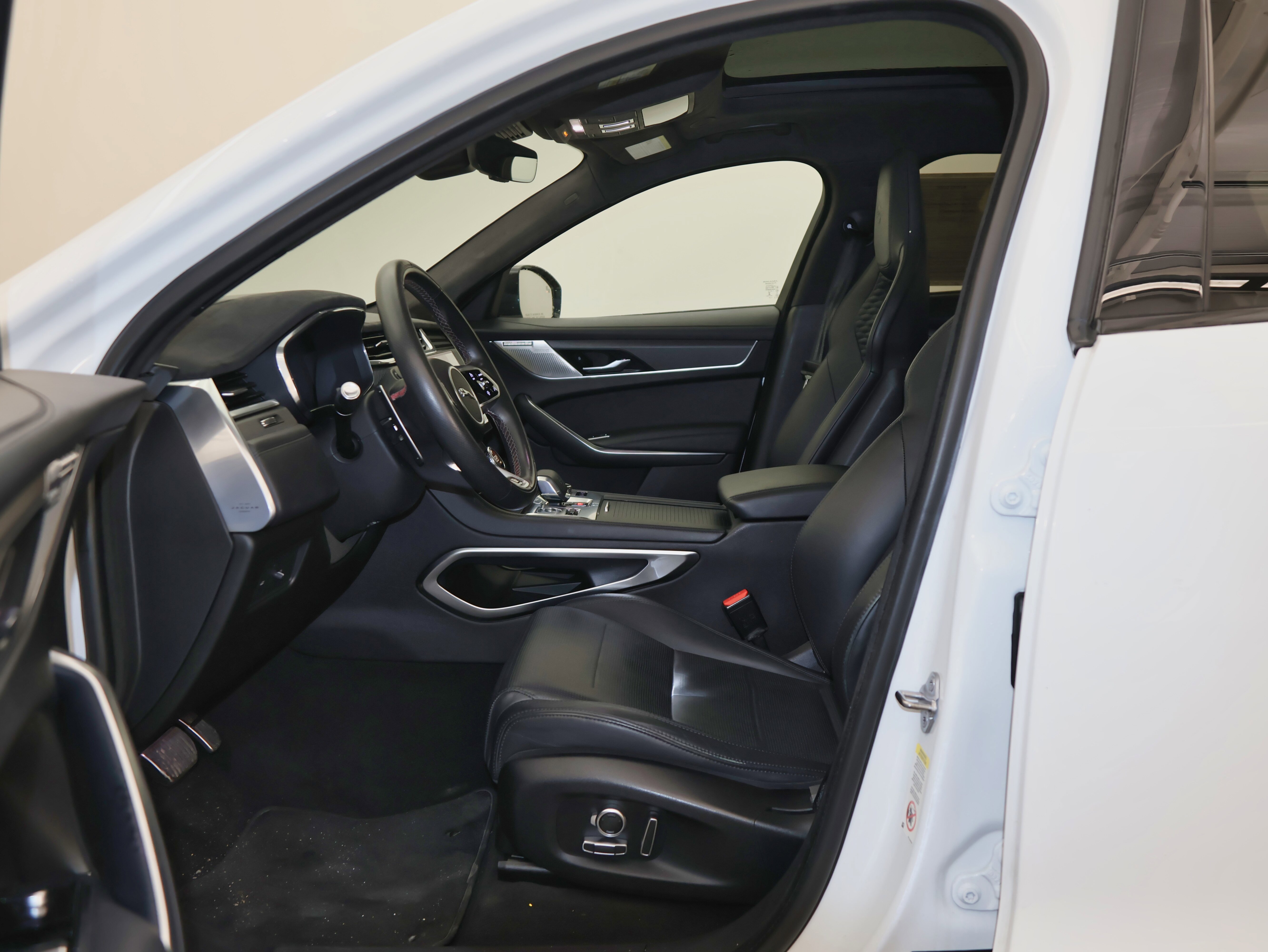 Used 2021 Jaguar F-PACE SVR image 11