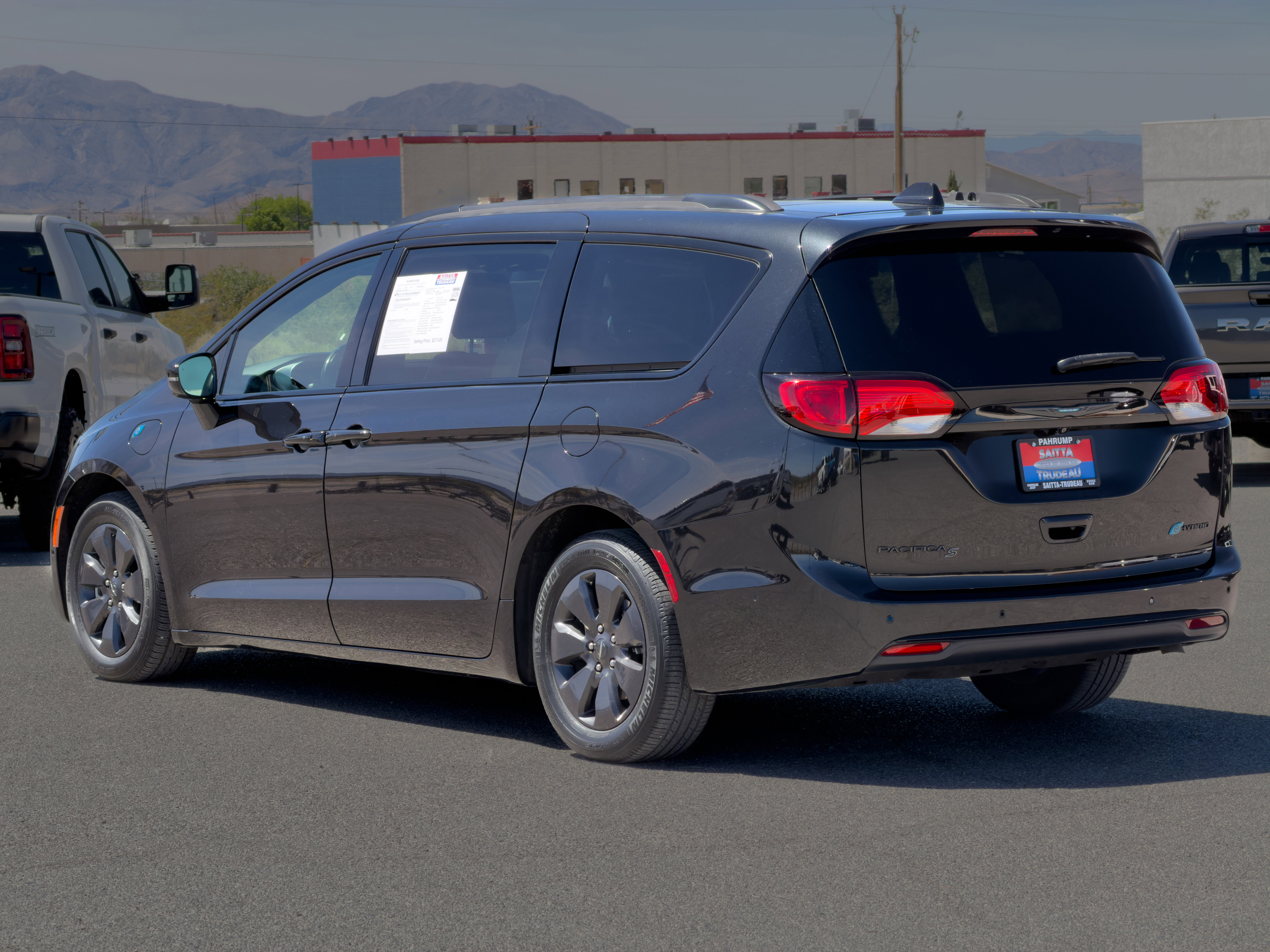 Used 2020 Chrysler Pacifica Limited w/ Advanced Safetytec Group FWD image 3