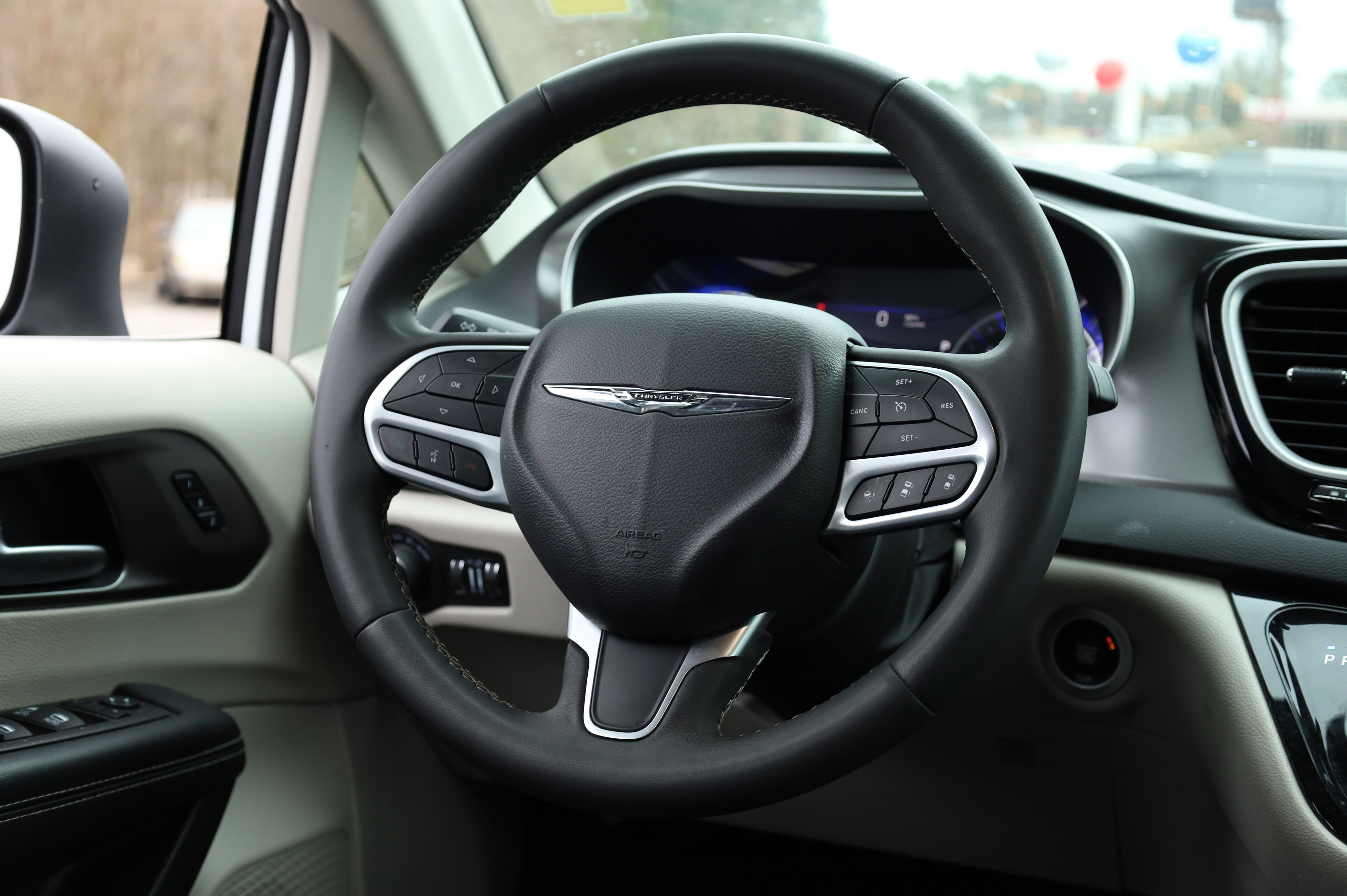 Used 2023 Chrysler Pacifica Touring-L image 7
