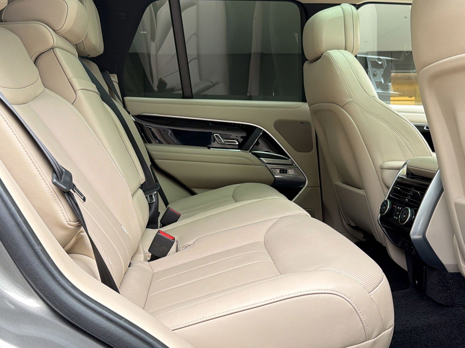 Certified 2023 Land Rover Range Rover SE image 30