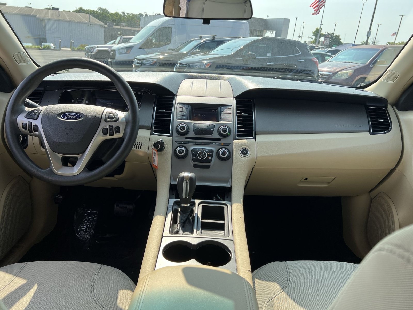 Used 2015 Ford Taurus SE FWD image 22