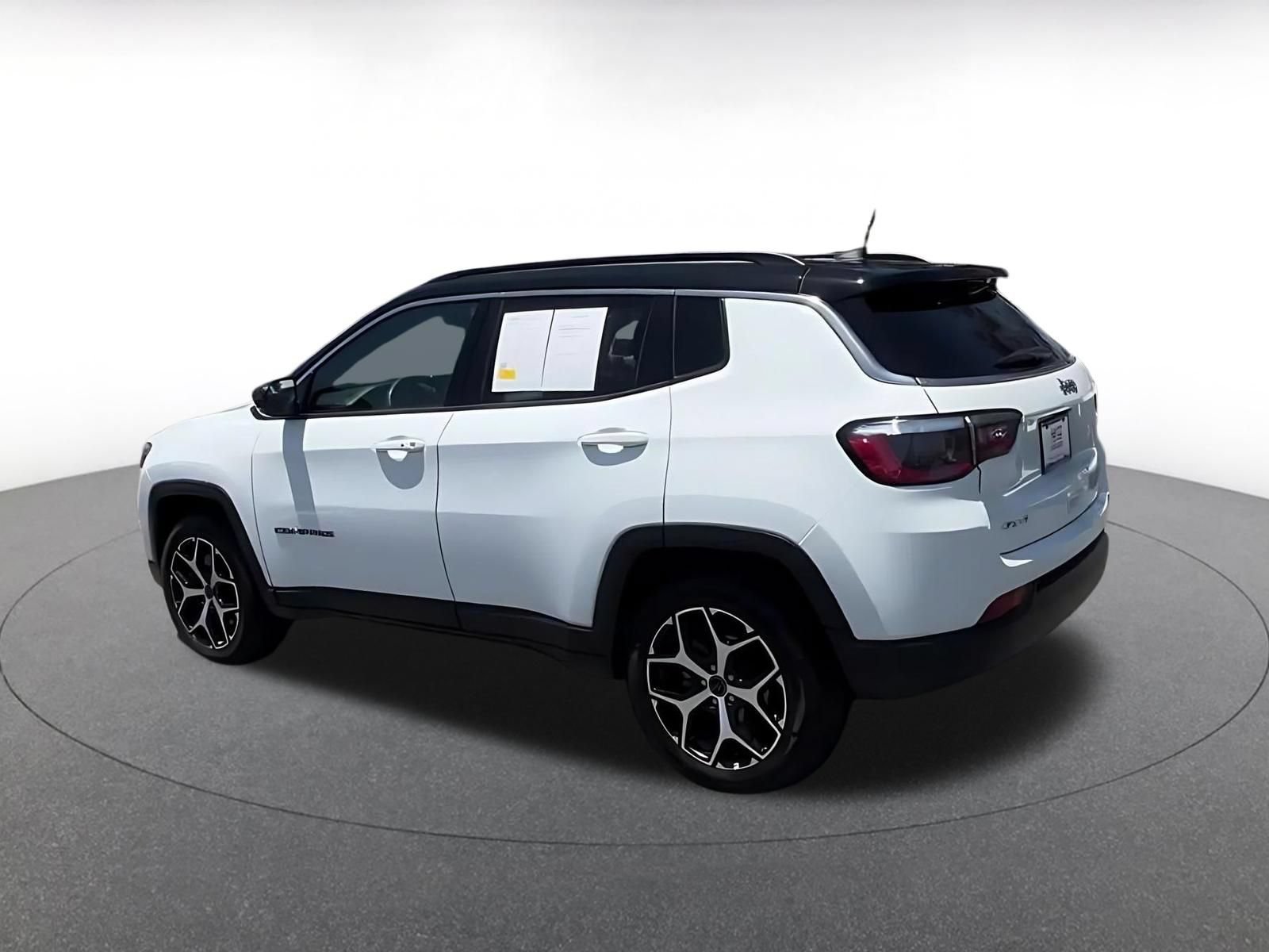 Used 2025 Jeep Compass Limited AWD/4WD image 9