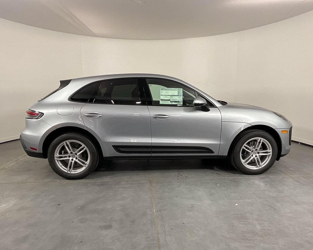 Certified 2025 Porsche Macan AWD/4WD image 8