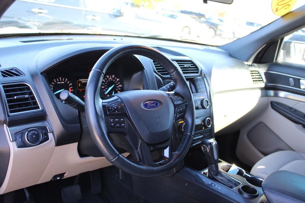 Used 2018 Ford Explorer XLT image 17