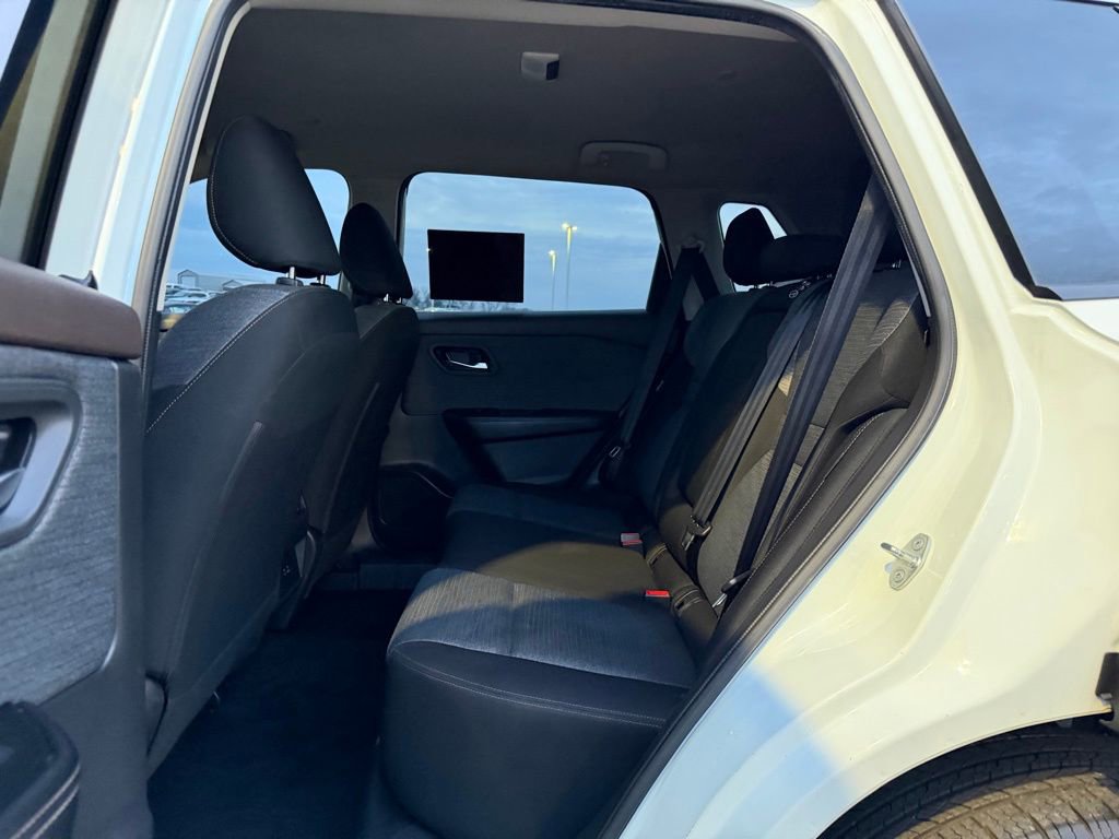 Used 2023 Nissan Rogue SV image 15