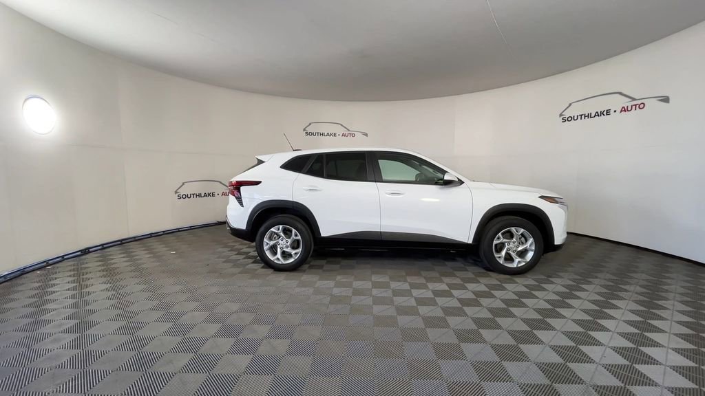 Used 2025 Chevrolet Trax LS w/ LS Convenience Package image 9