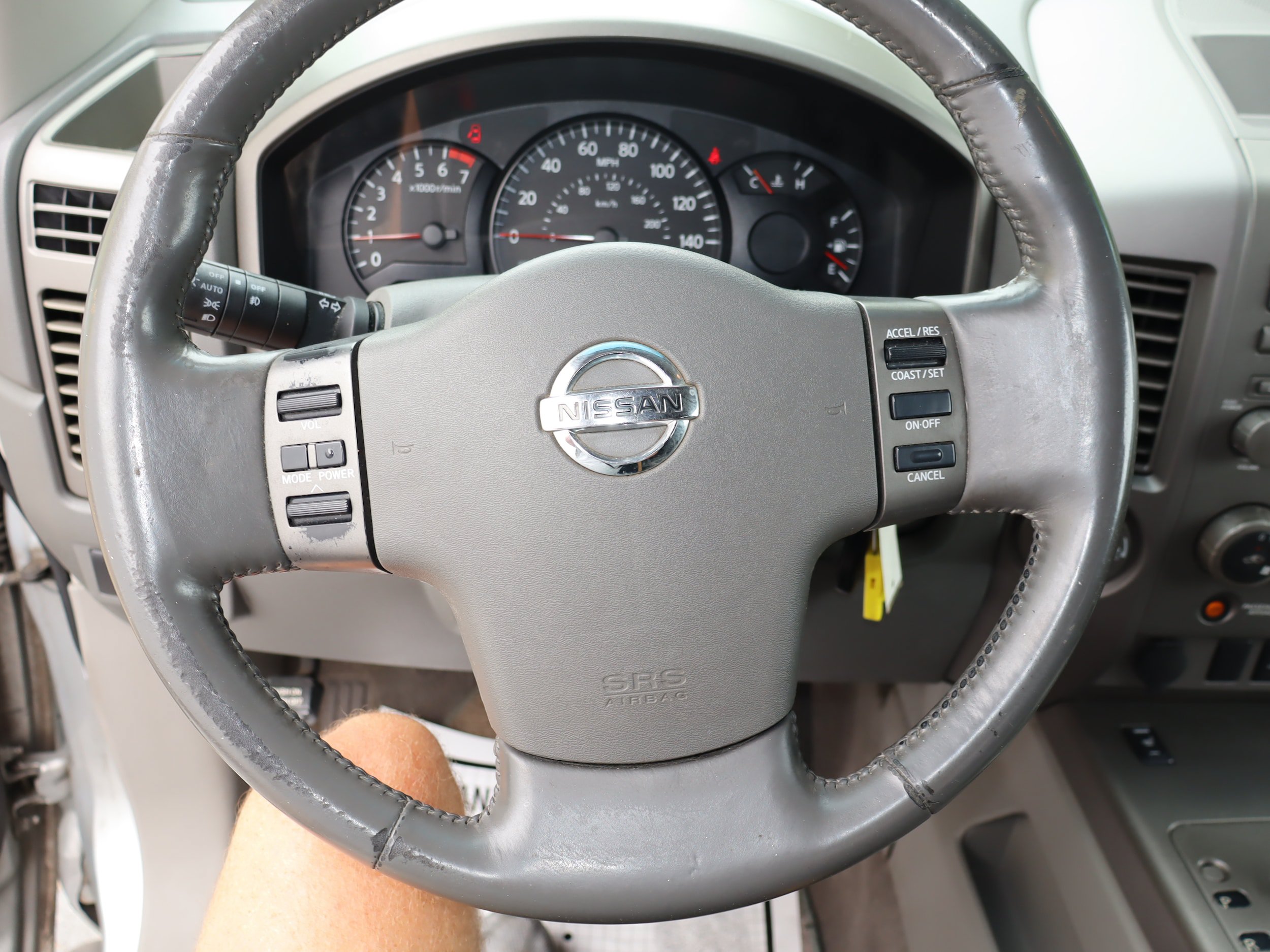 Used 2004 Nissan Titan LE AWD/4WD image 16