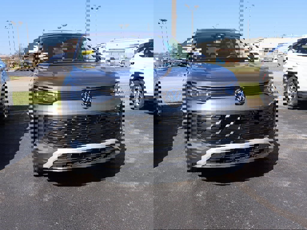 Used 2025 Volkswagen Tiguan SE image 3