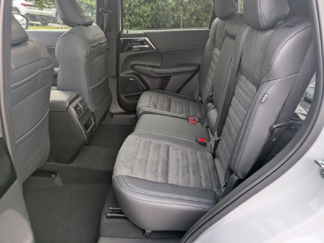 New 2025 Mitsubishi Outlander AWD image 29