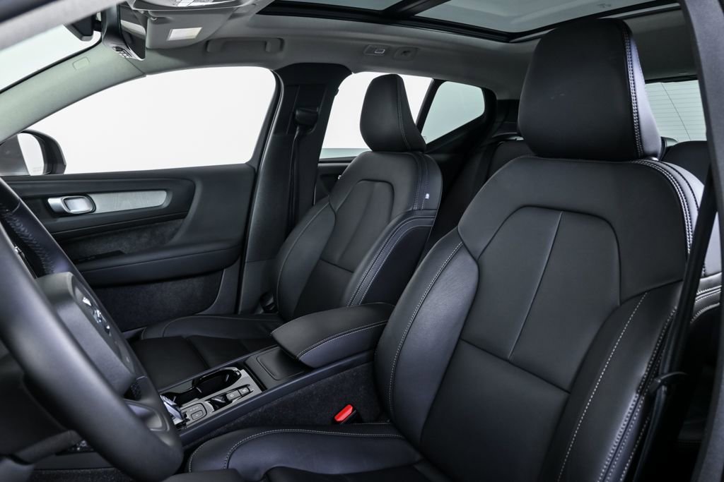 Certified 2025 Volvo XC40 B5 Plus image 7