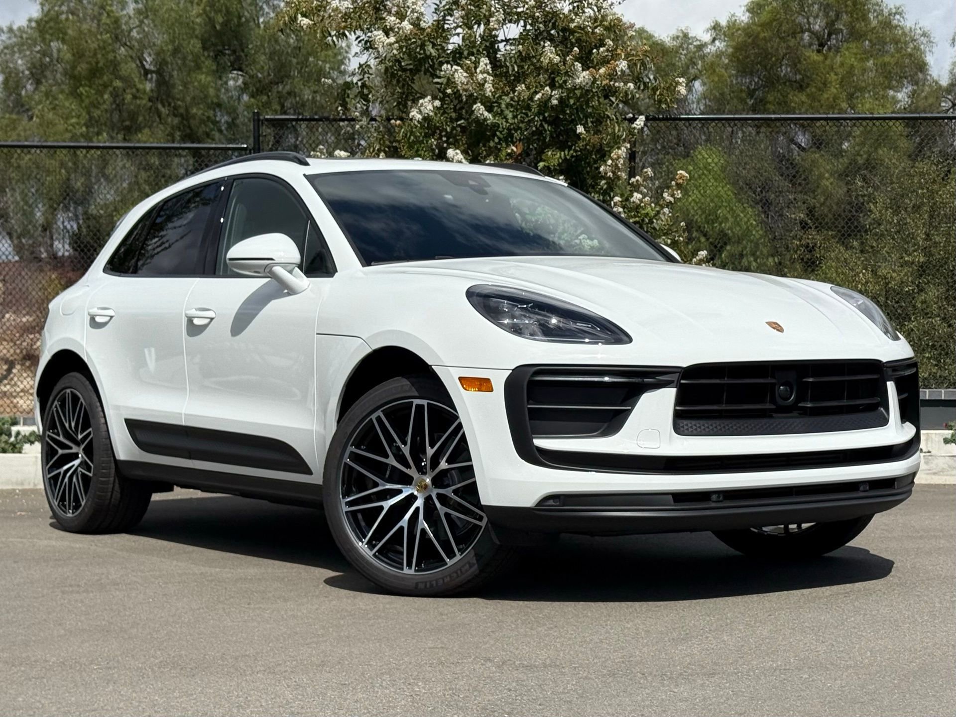 Used 2025 Porsche Macan image 9