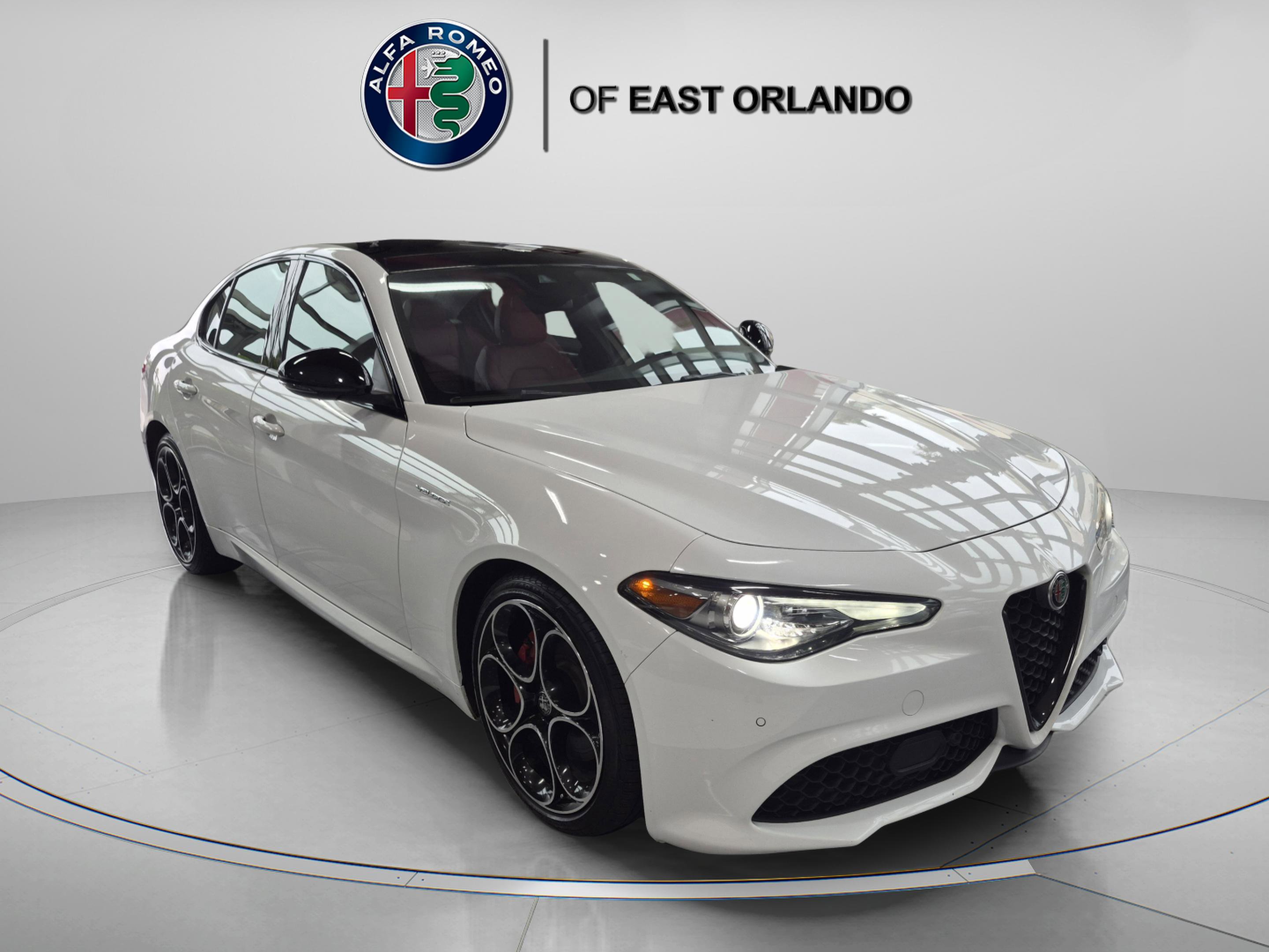 Used 2023 Alfa Romeo Giulia Veloce RWD image 1