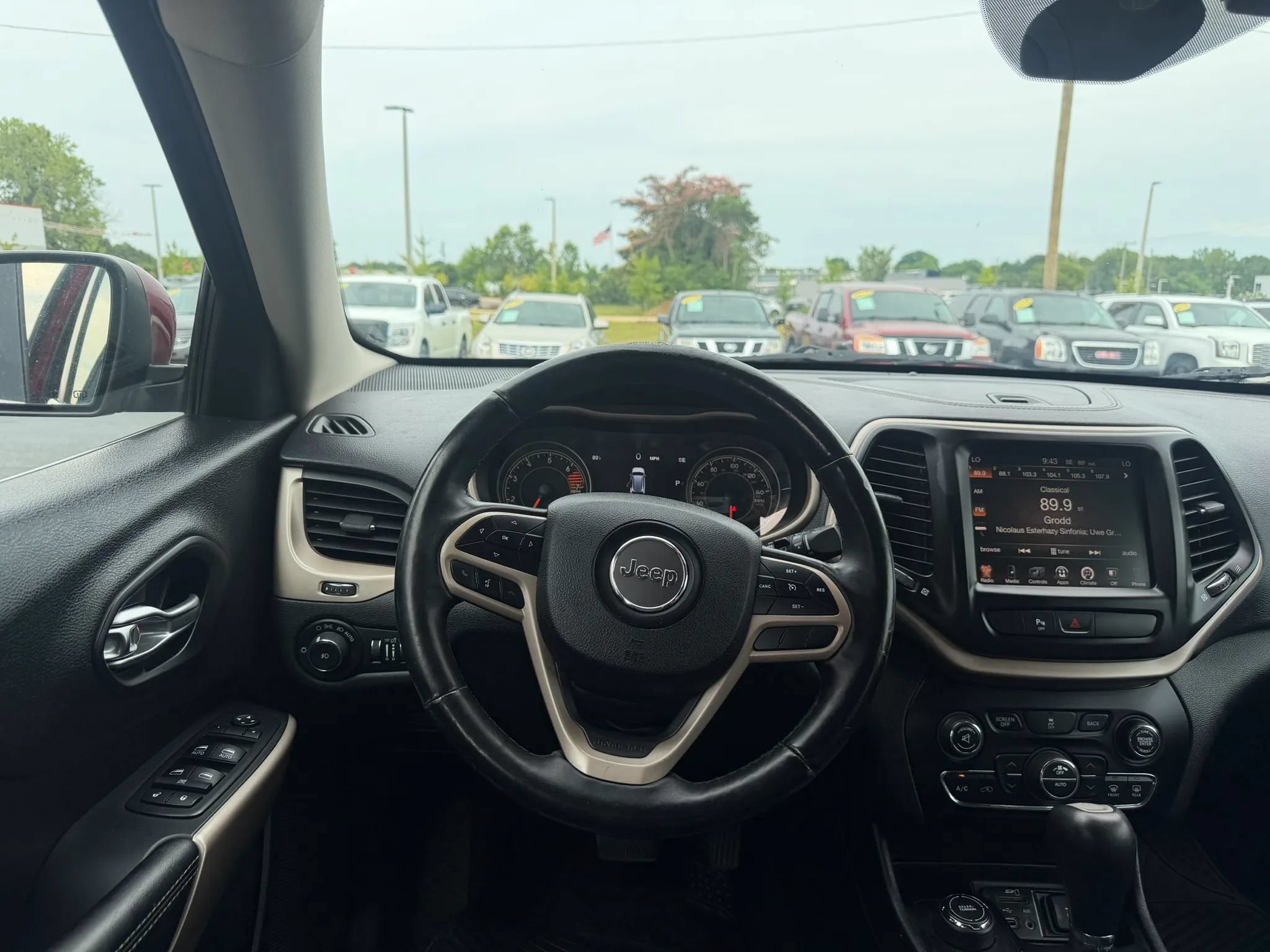 Used 2017 Jeep Cherokee Limited AWD/4WD image 15