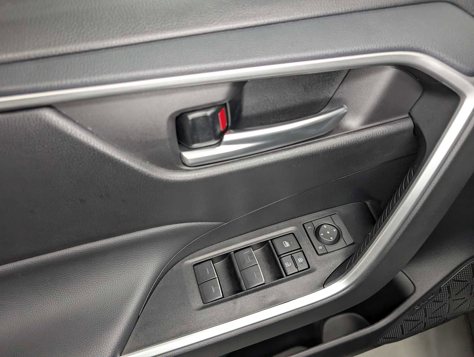 Used 2025 Toyota RAV4 XLE image 39