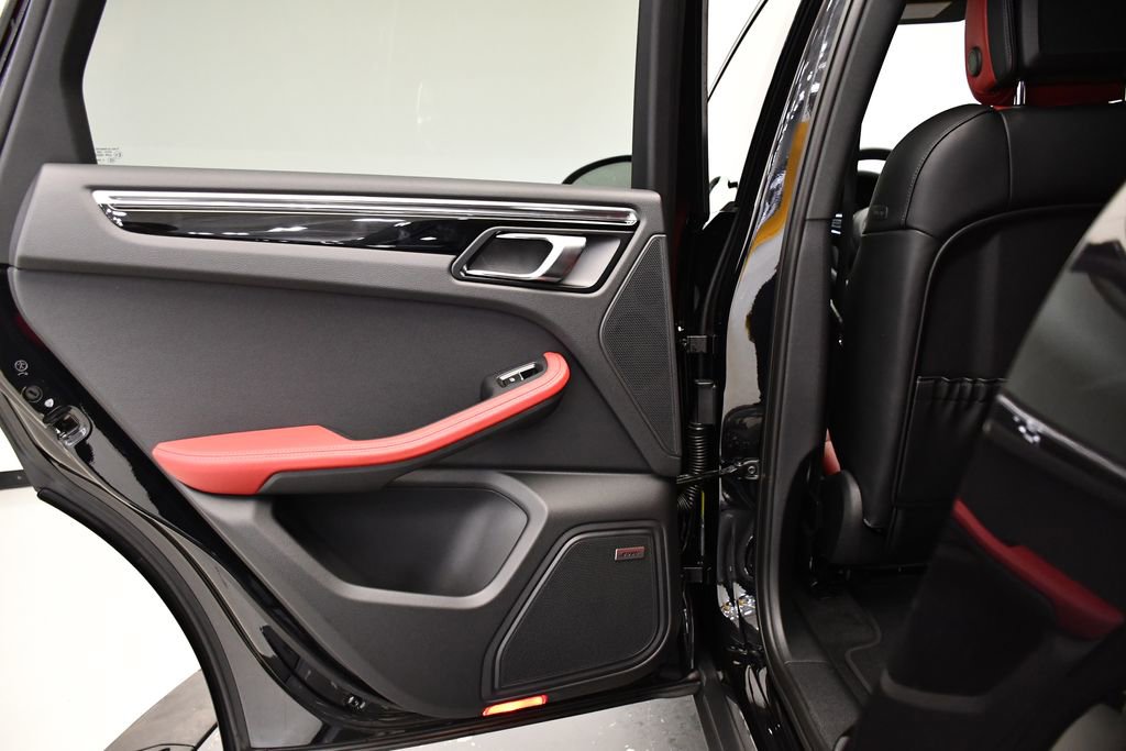 Used 2025 Porsche Macan image 42