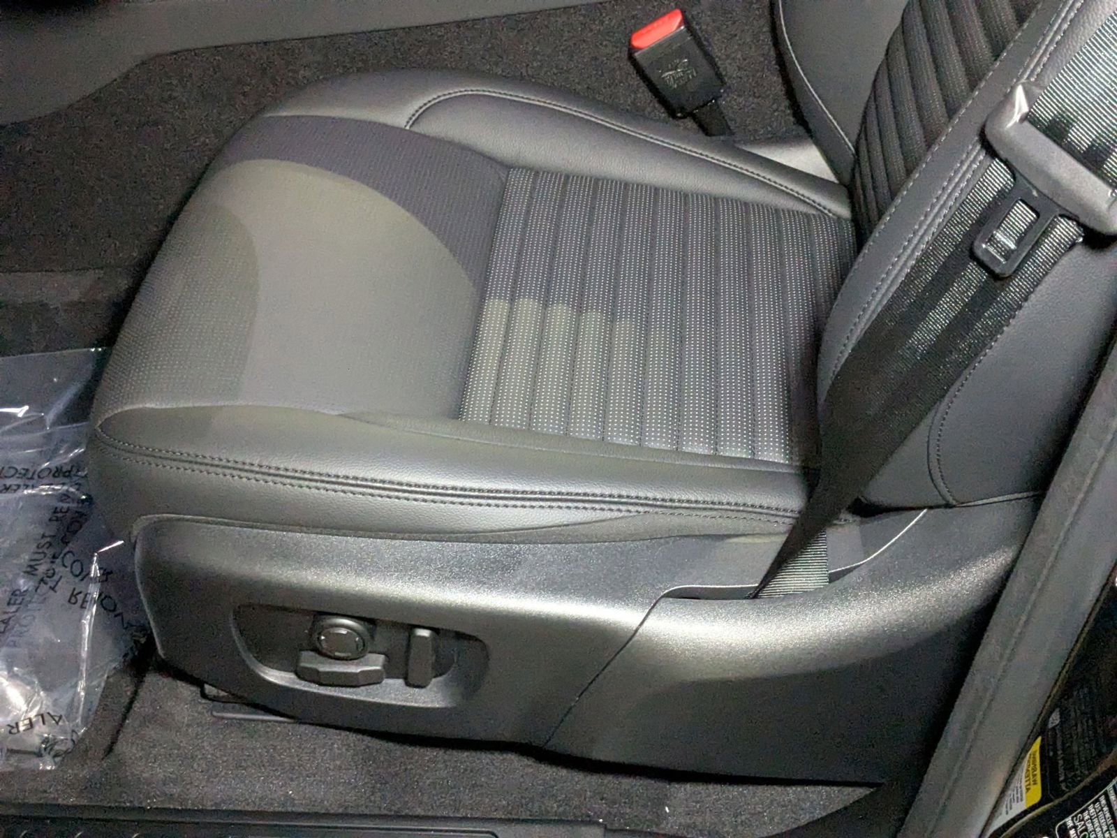 New 2025 Land Rover Discovery Sport S image 4