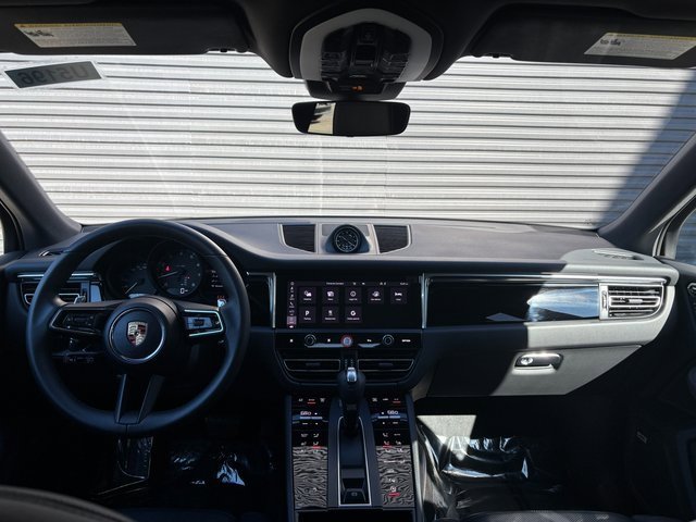 Certified 2025 Porsche Macan image 13