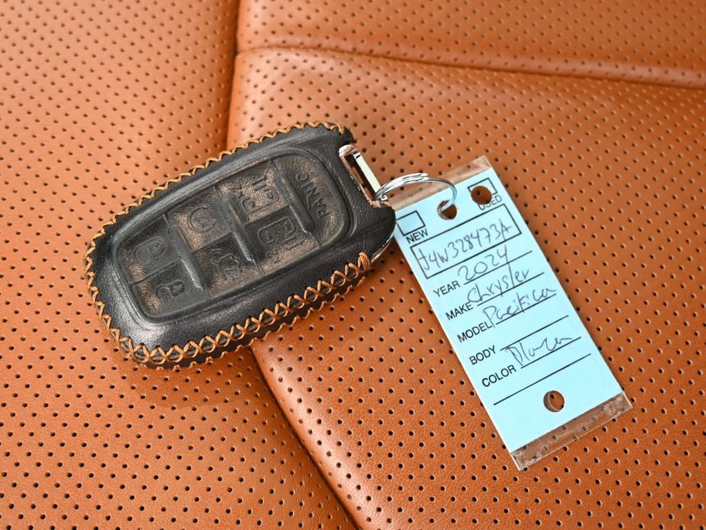 Used 2024 Chrysler Pacifica Pinnacle image 33