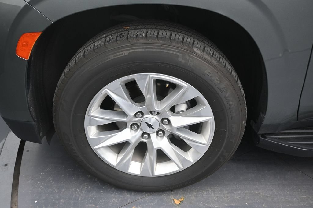Used 2023 Chevrolet Suburban Premier RWD image 9