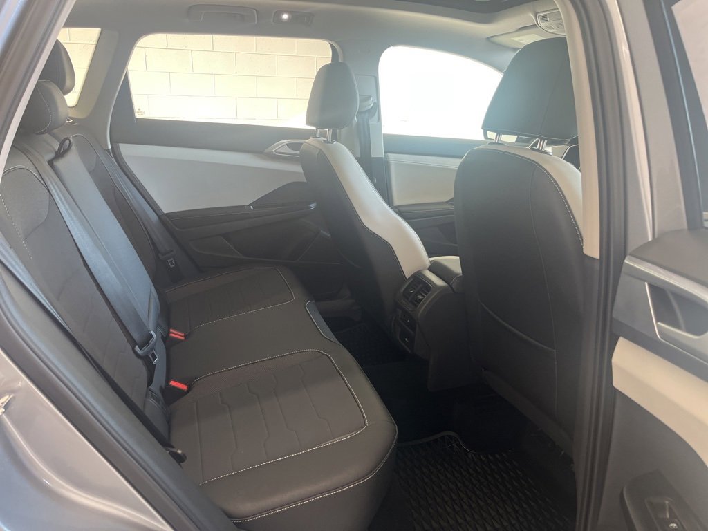 Certified 2025 Volkswagen Taos SE image 36