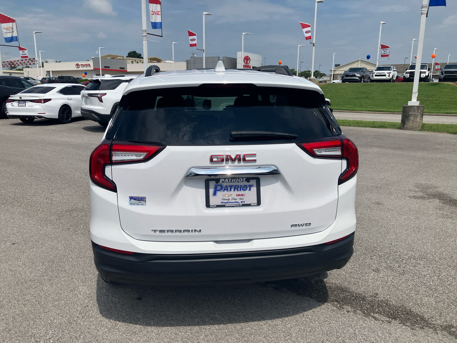 Used 2023 GMC Terrain SLE w/ Driver Convenience Package AWD/4WD image 6