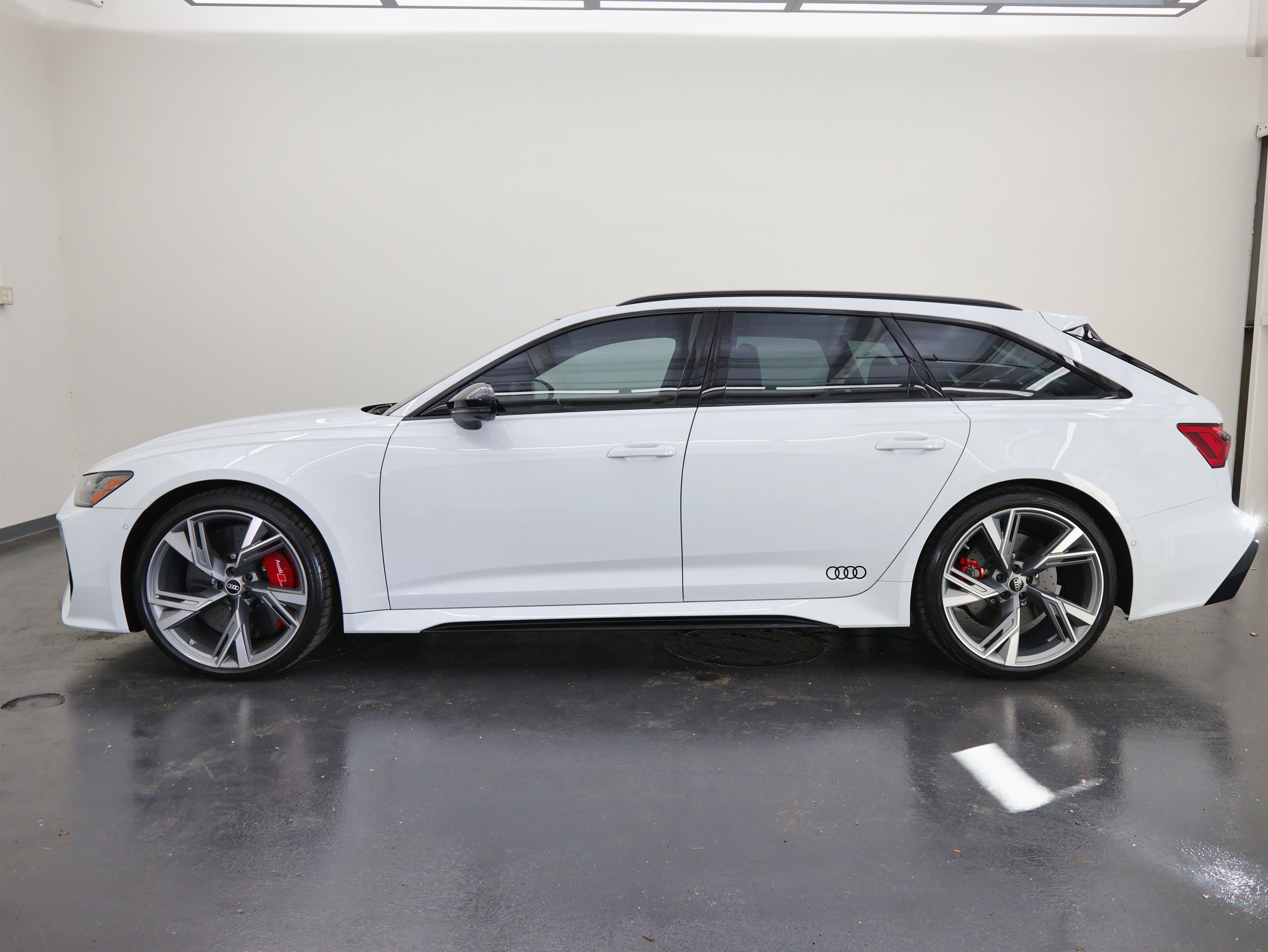 Used 2021 Audi RS 6 w/ Executive Package image 6