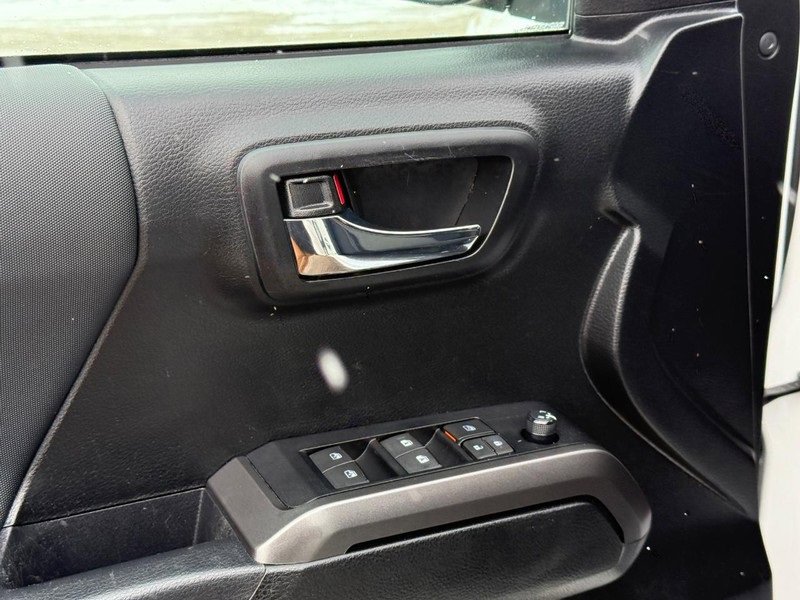 Used 2022 Toyota Tacoma TRD Off-Road image 18