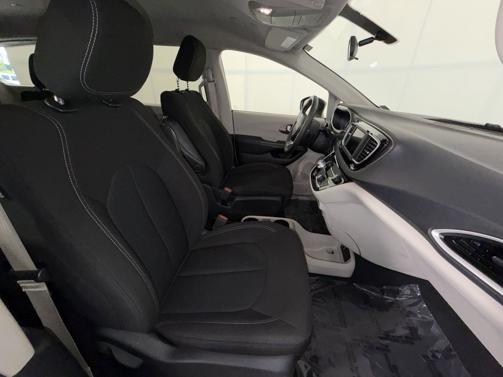 Used 2022 Chrysler Voyager LX FWD image 26