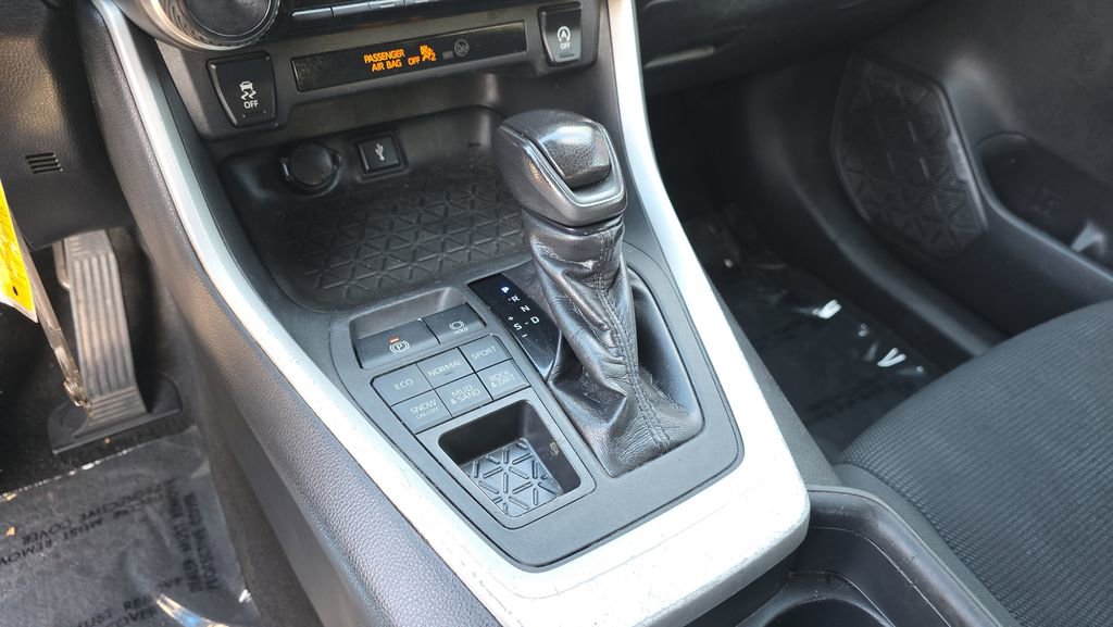 Used 2020 Toyota RAV4 LE image 26