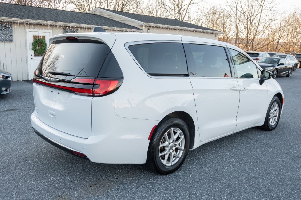 Used 2024 Chrysler Pacifica Touring-L image 10