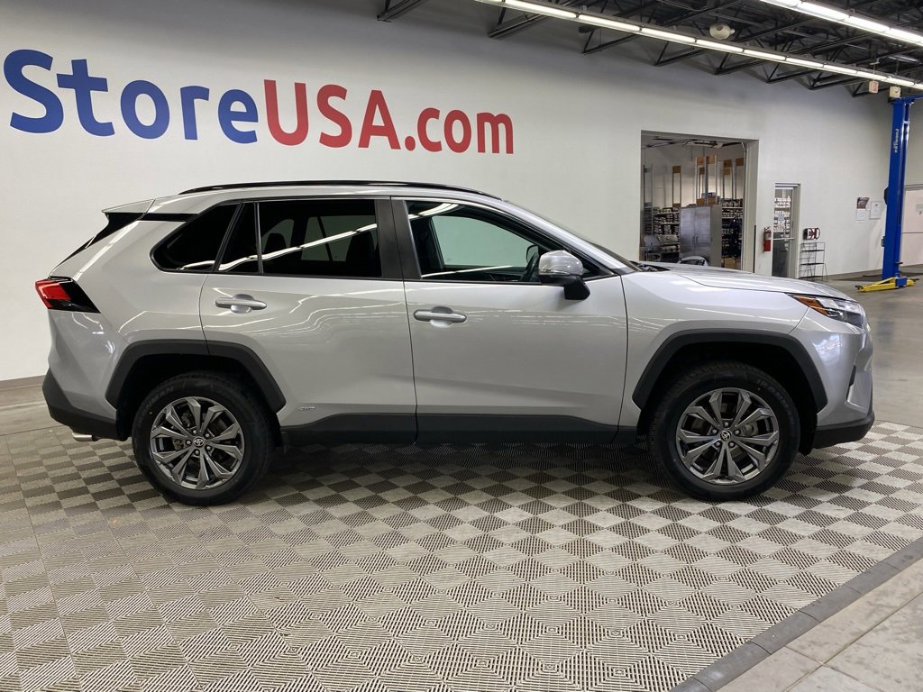 Used 2022 Toyota RAV4 XLE Premium image 11
