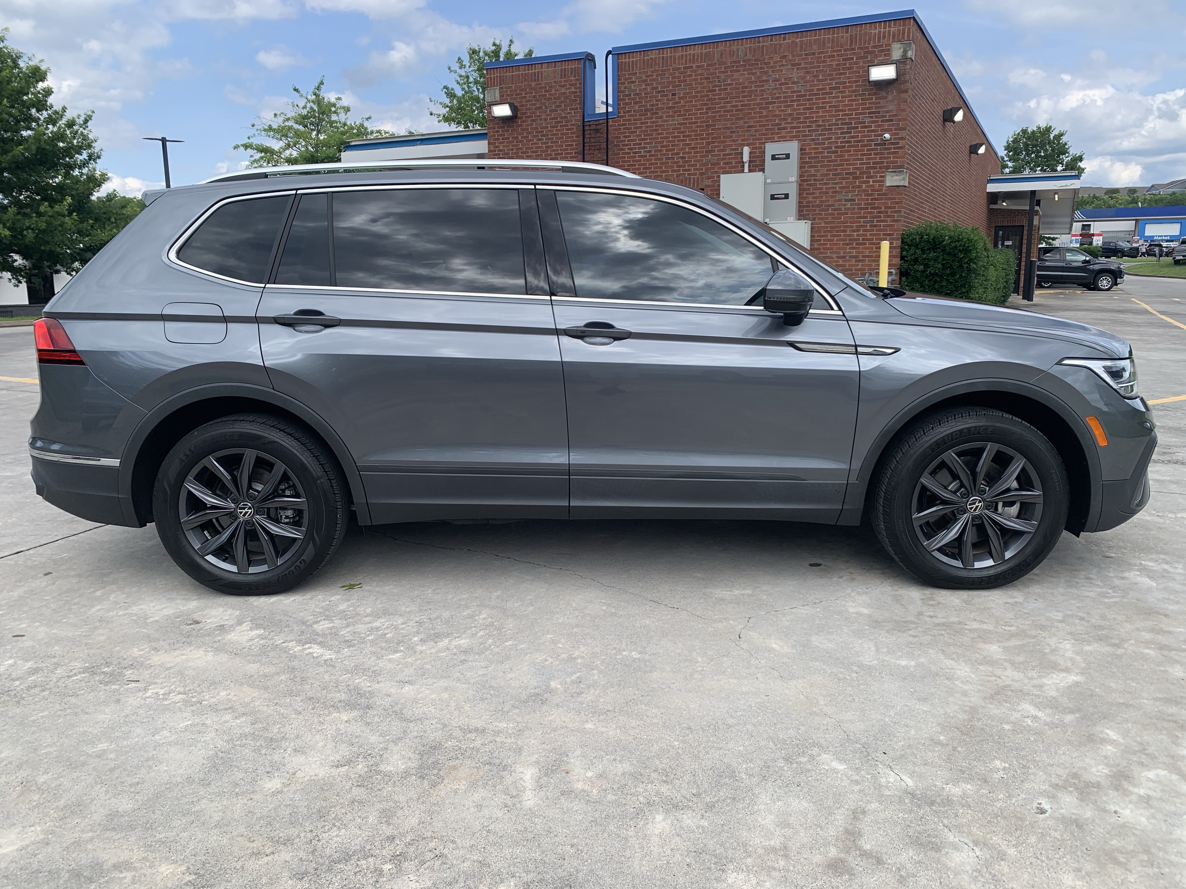 Used 2023 Volkswagen Tiguan SE w/ Panoramic Sunroof Package FWD image 2