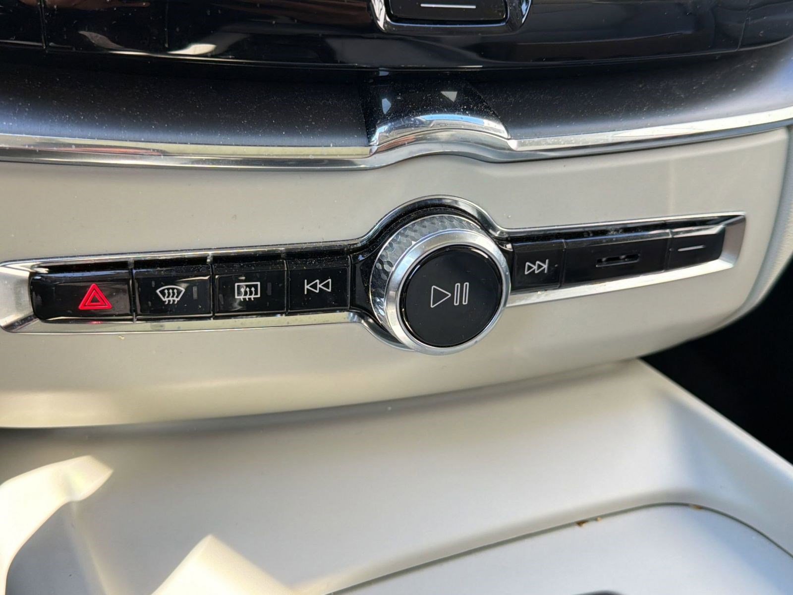 Used 2024 Volvo XC60 T8 Core w/ Protection Package Premier image 18