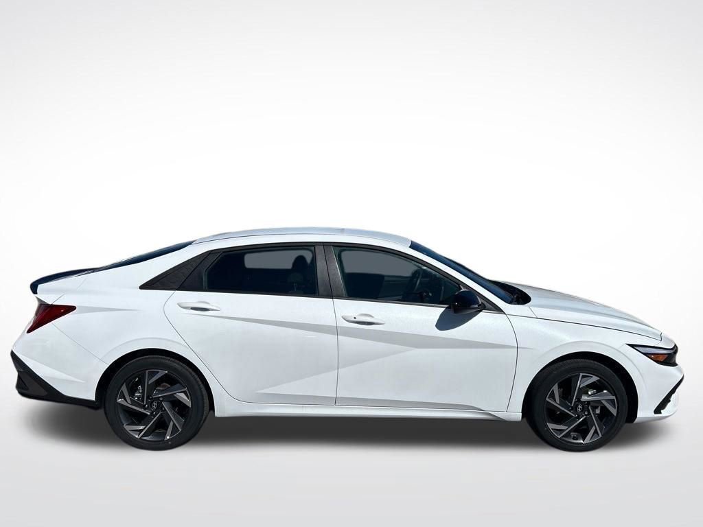 Used 2025 Hyundai Elantra SEL image 4